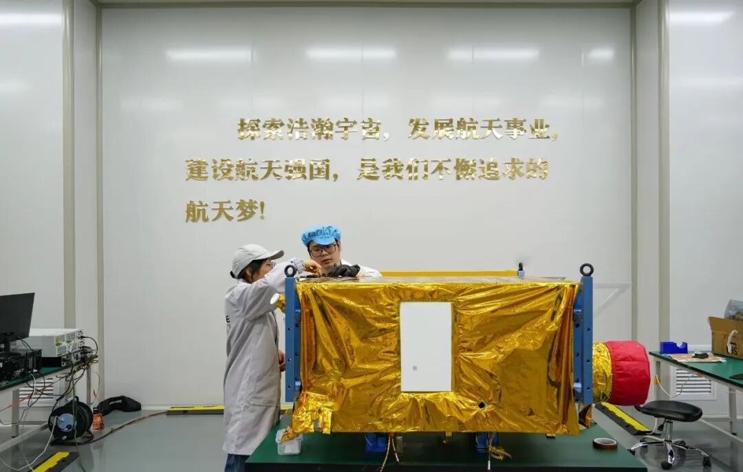 研发人员调试西光贰号01星
